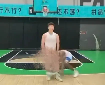 《牛教练的裤子》全网同步高清资源-黑哥扯下牛教练裤子甩两圈爆火视频-《牛教练的裤子》无删减在线看