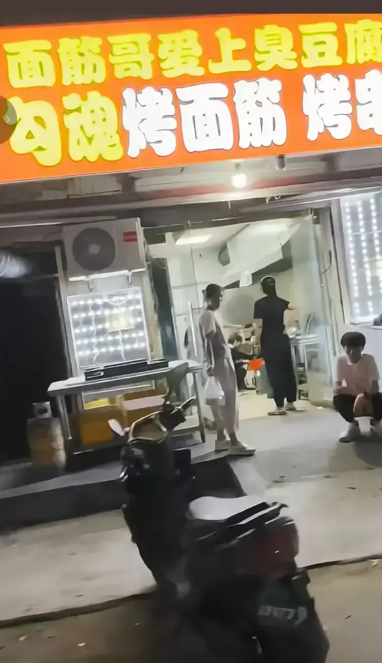 《安平勾魂面筋哥丈母娘事件》完整视频1080P高清无删减-免费在线观看无广告-摆摊小哥一根面筋征服全网